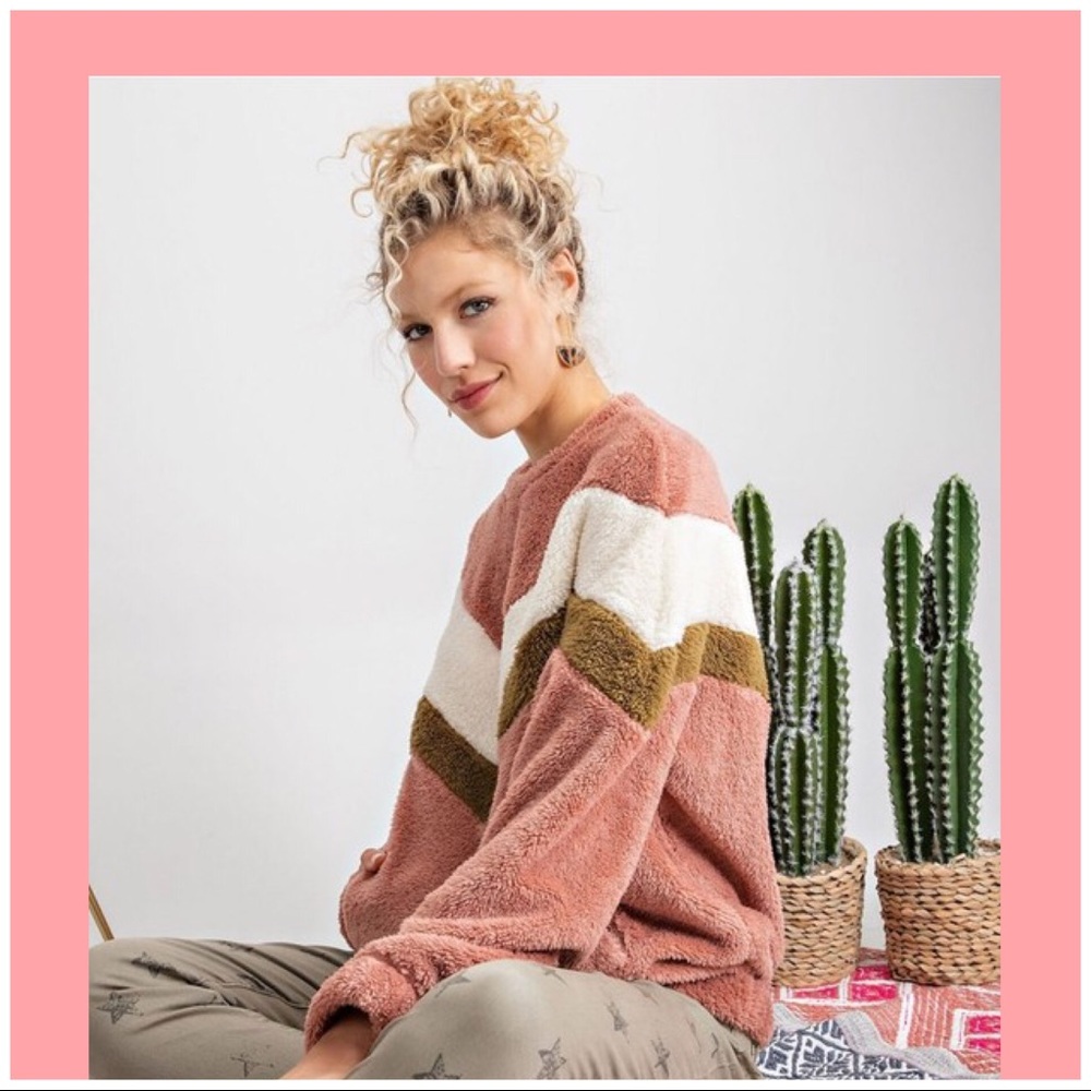 - PLUSH COZY LOOSE TOP WITH SIDE POCKETS - Picture 8 of 9